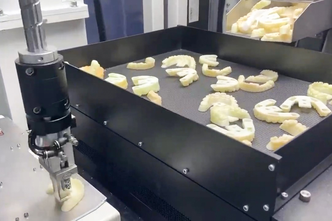 Plastic flexible feeding