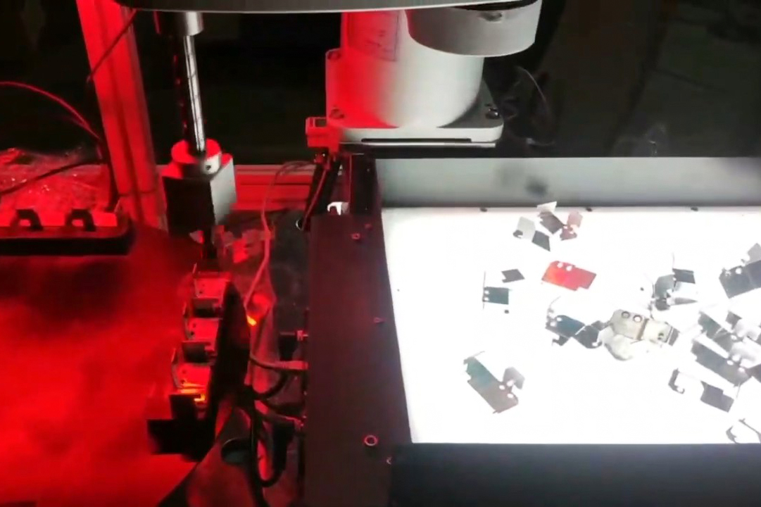 What is the composition of the flexible vibration plate feeding plate?